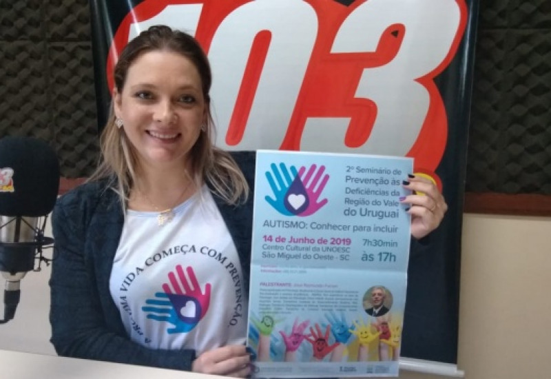 Coordenadora do programa de prevenção às deficiências da Apae de São Miguel do Oeste, Juliana Camini Oliveira /Foto: Silvana Ruschel / 103FM 