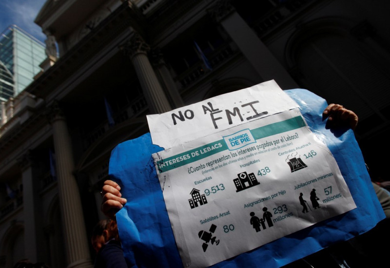 Em Buenos Aires, manifestante segura cartaz contra o novo pedido de ajuda da Argentina ao FMI — Foto: Martin Acosta/Reuters