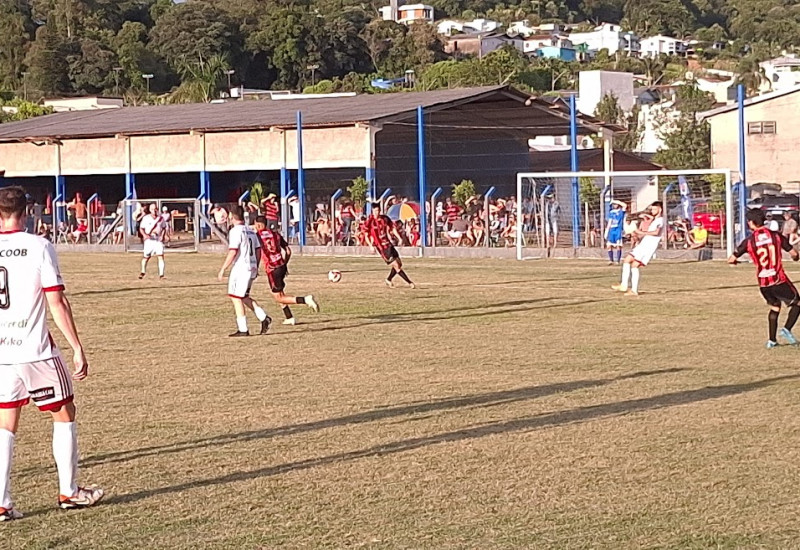 Roger (21) e Henrique (9) fizeram os gols da vitória rubro-negra (Foto: Stenio Wathier/JRTV)