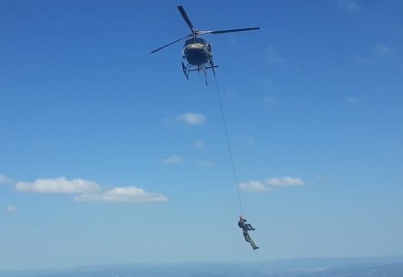 Alpinista sobrevivente foi resgatado de helicóptero