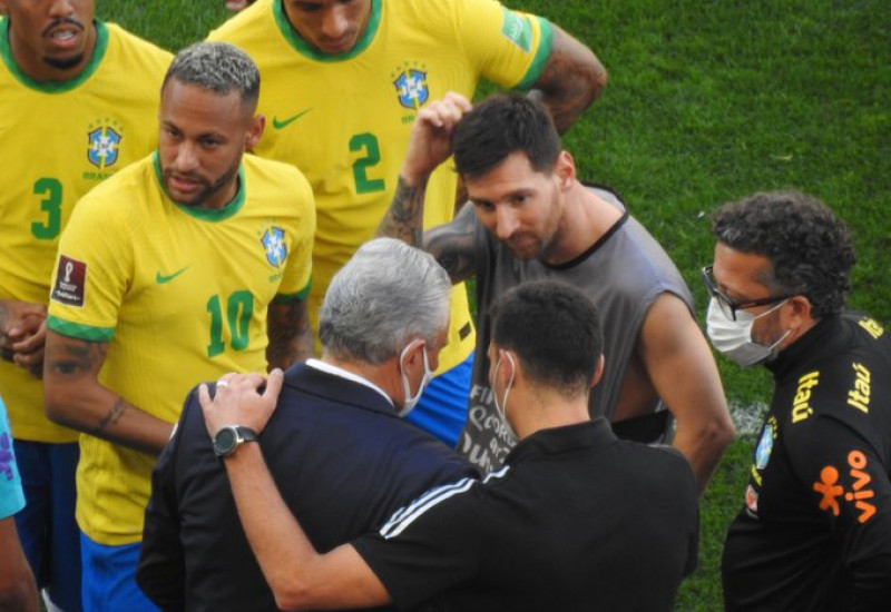 Messi conversa com Neymar e  Tite sobre o incidente que envergonha o futebol brasileiro
