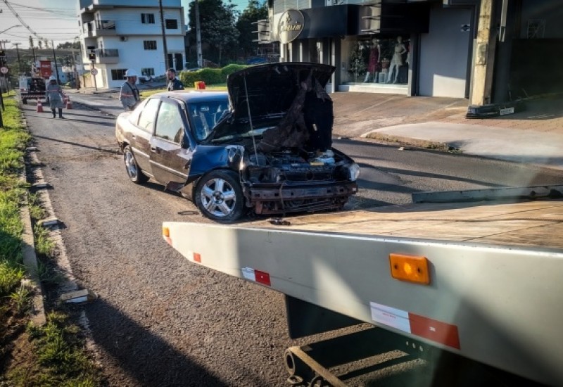 Veículo acidentado foi guinchado pela PRF (Foto: Marcos Lewe/103 FM)