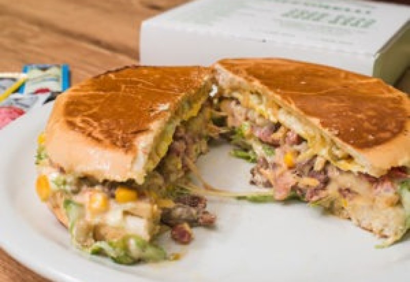 O homem já havia comido uma parte do lanche. Foto: Reprodução/Internet