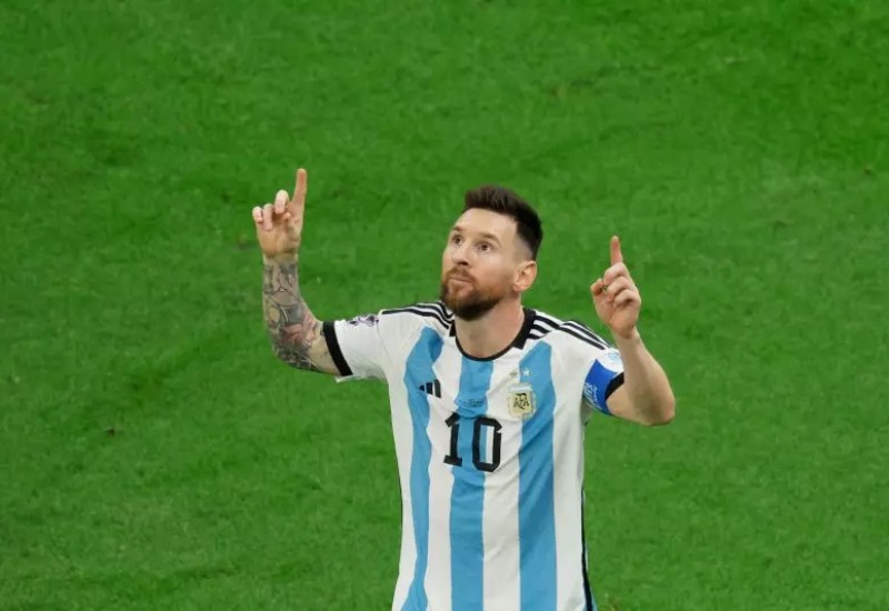 Messi marcou dois gols na final e liderou o tricampeonato da Argentina – Foto: AFP/ND