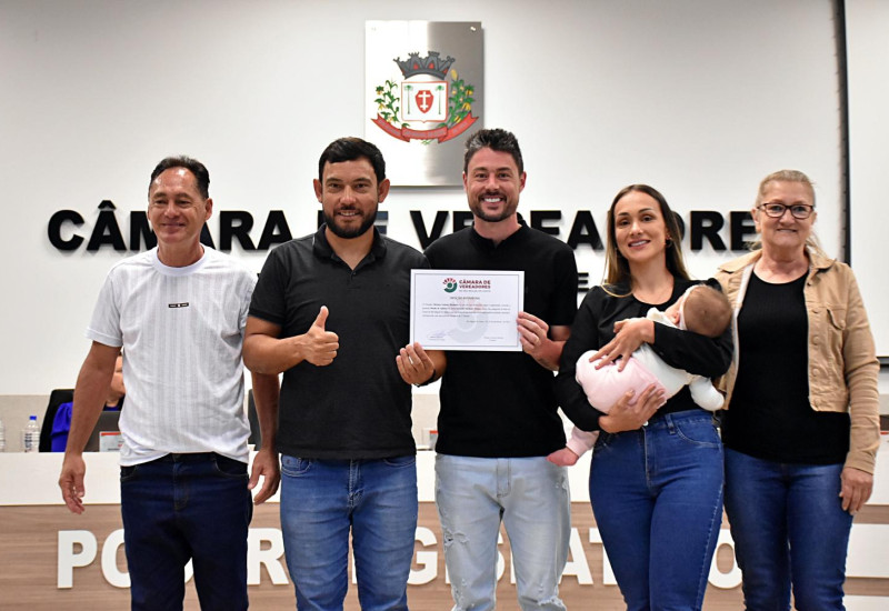 Bufo entregou Moção de Aplauso ao Dudu e familiares (Foto: Tiarajú Goldschmidt/Câmara)