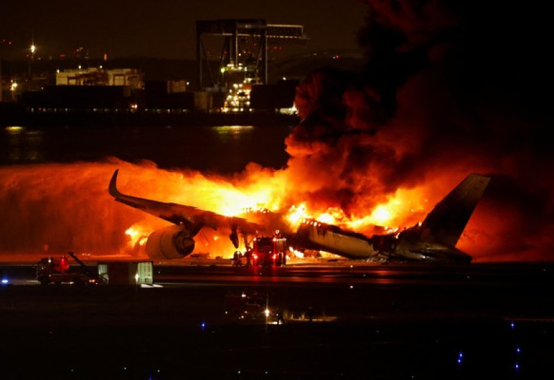 Aeronave da Japan Airlines pega fogo em aeroporto de Tóquio — Imagem: Reprodução G1
