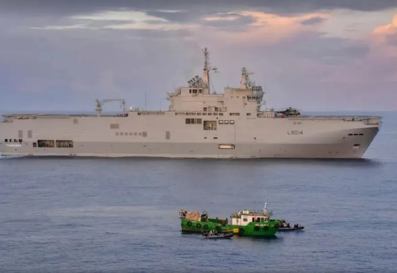 Em primeiro plano, embarcação brasileira que transportava a droga (Foto: Marinha francesa via Europol)