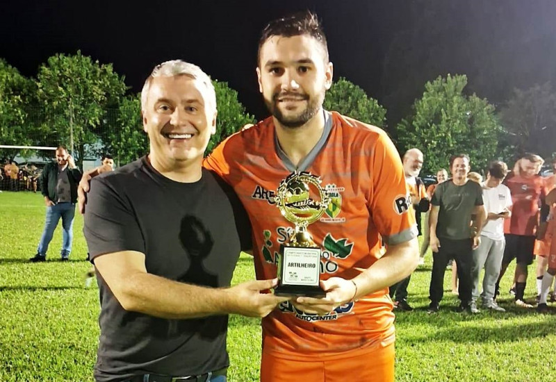 Danrlei recebendo o troféu de goleador do vice-prefeito Zanardi (Foto: Ascom/Prefeitura)