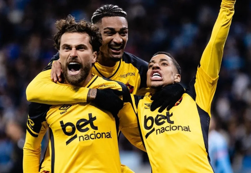 Lanterna fez a festa em plena Arena do GRêmio (Foto: Paulo Paiva/Sport Recife/Divulgação)