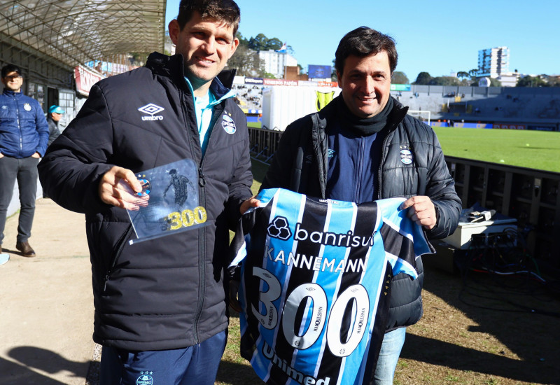 Kannemann é homenageado por alcançar 300 jogos com a camisa do Grêmio (Foto: Lucas Uebel/Grêmio)