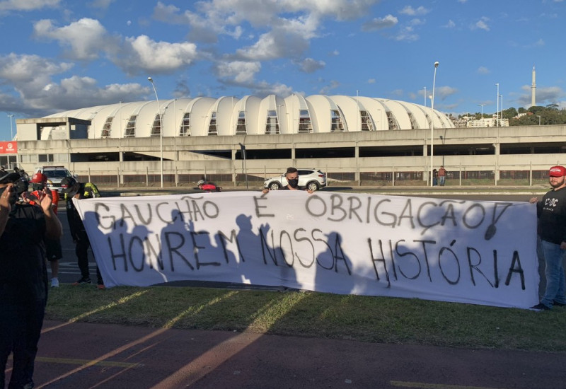 Torcida colorada exige o título em manifestação no CT do Parque Gigante (Foto: Douglas Demoliner/Agência RBS)
