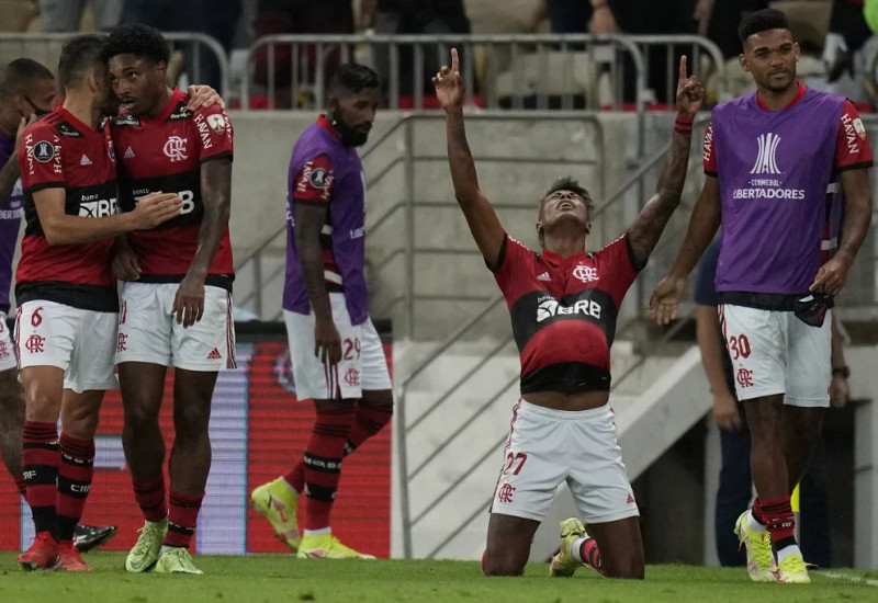 Bruno Henrique comemora um dos gols da vitória rubro-negra (Foto: Silvia Izquierdo/ AFP)