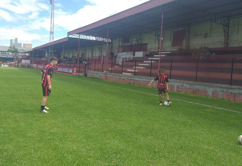 Jovem Luiz Marins (com a bola), de apenas 20 anos, é peça importante do meio de campo bugrino (Foto: Sergio Wathier/JRTV)