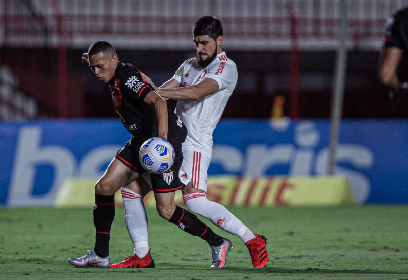 Bruno Mendéz foi destaque contra o Atlético-GO — Foto: Heber Gomes/AGIF