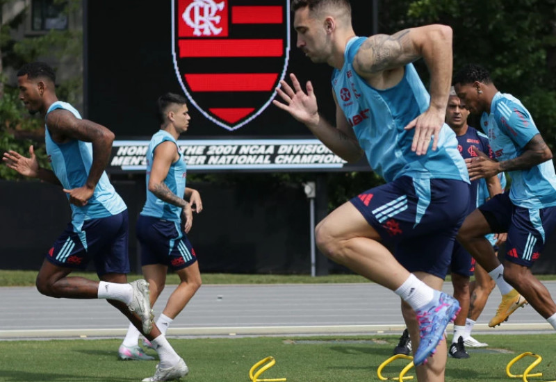 Flamengo treina para a estréia (Foto: Gilvan de Souza/CRF)