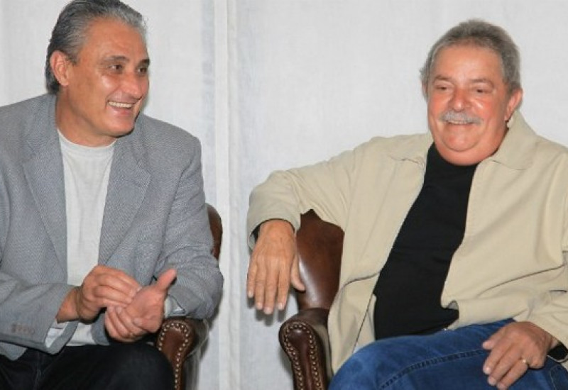 Foto de Tite com o ex-presidente Lula (PT) teria desgastado ainda mais a imagem do técnico (Foto Gazeta do Povo/Divulgação)