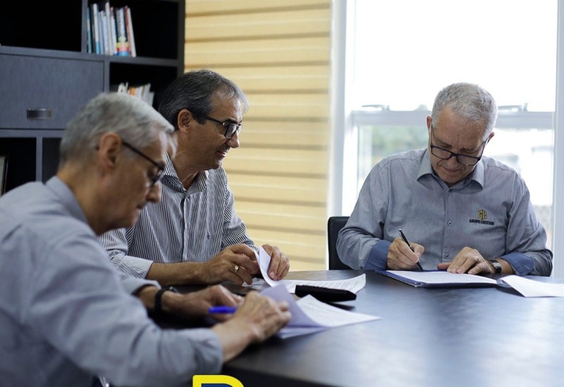 Após assinatura do contrato, projeto foi apresentado ao prefeito Thiago Gnoatto (Foto: Bonno/Divulgação)
