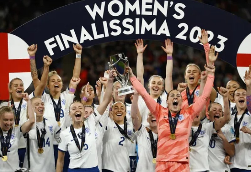 Jogadoras da Inglaterra levantam taça da Finalíssima após vitória nos pênaltis contra o Brasil (Foto: Andrew Boyers/Reuters)