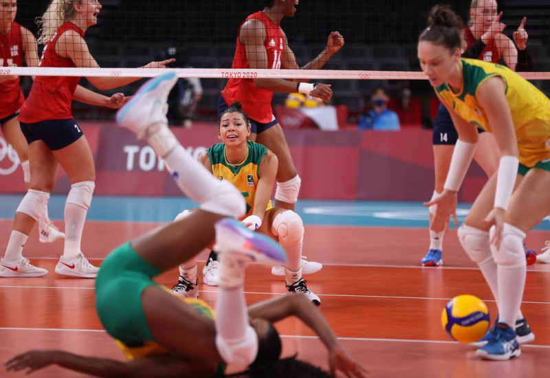 Na única derrota na olimpíada, Brasil foi amplamente dominado pelos EUA (Foto: REUTERS/Pilar Olivares)