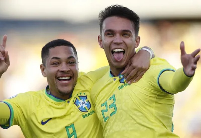 Vitor Roque e Giovane celebram gol do Brasil contra o Paraguai (Foto: Rafael Ribeiro / CBF)