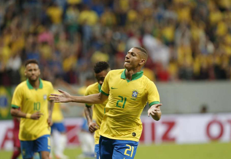 Brasil abriu o placar com uma cabeçada certeira de Richarlison