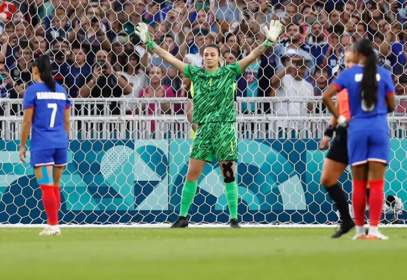 Goleira Lorena, do Brasil, antes da defesa do pênalti na partida contra a França (Rafael Ribeiro/CBF)