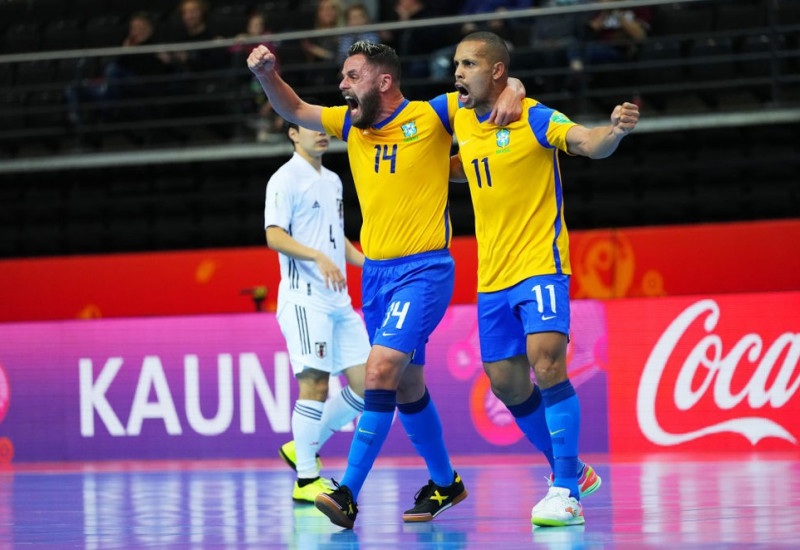 Rodrigo e Ferrão vibram com um dos gols do Brasil — Foto: Angel Martinez/FIFA