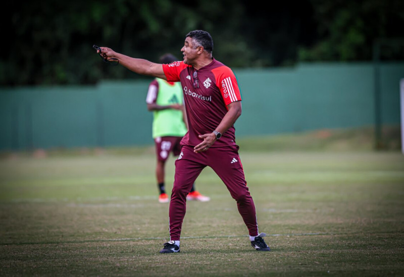 Roger no comando da casamata colorada ainda não venceu (Foto: Ricardo Duarte/Internacional)