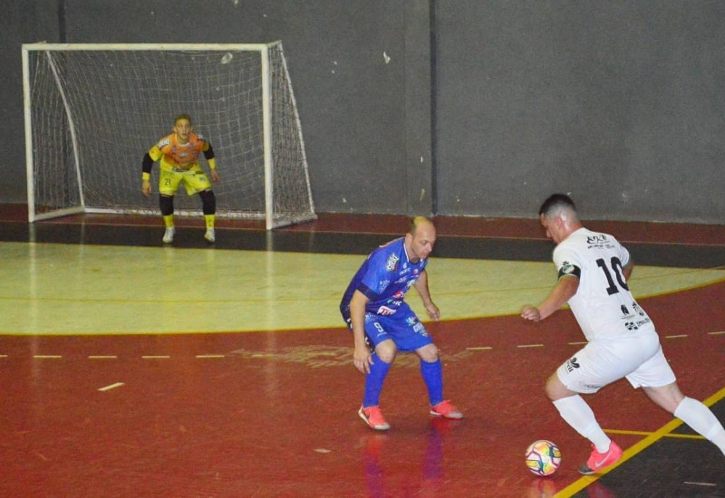 Gabi (10), com um golaço, abriu o caminho da vitória em São Domingos (Foto: São Miguel Futsal)