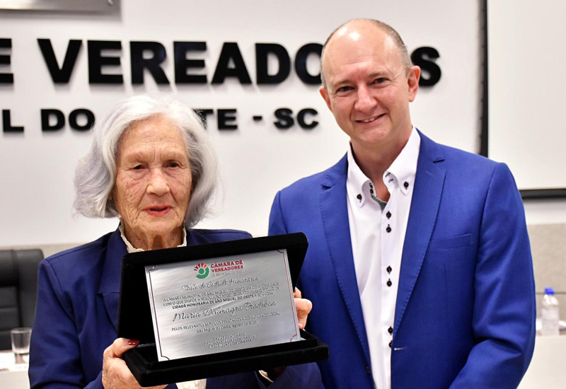 Dona Maria e o presidente do Legislativo, Ravier Centenaro (Foto: Tiarajú Goldschmidt/Câmara de Vereadores)