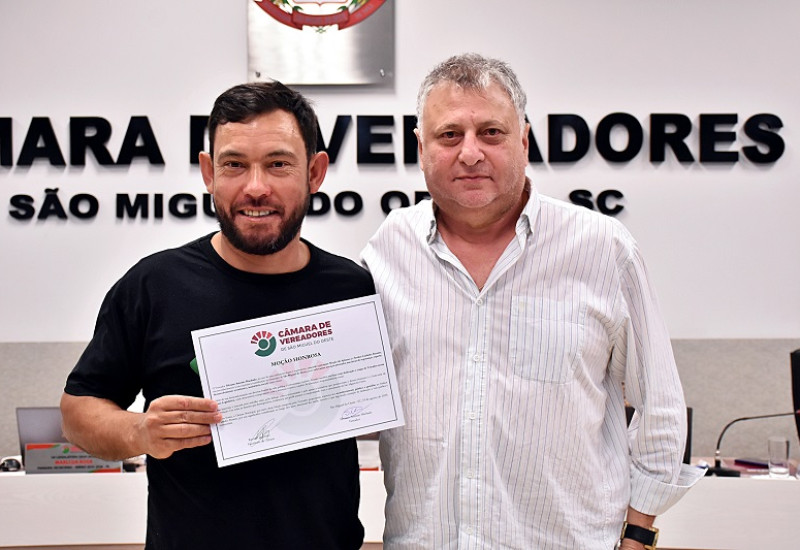 Vereador Bufo entregou moção de aplauso para Carlinho Buratto | Foto: Tiarajú Goldschmidt/Câmara de Vereadores