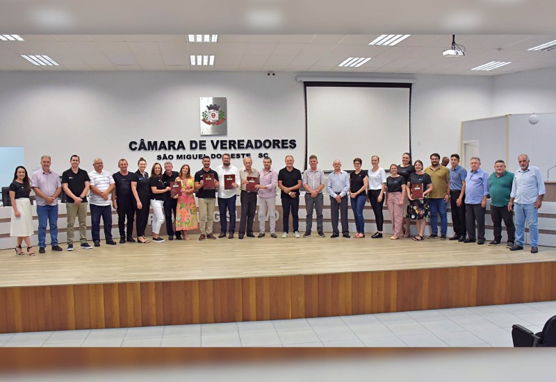 Cópia da moção foi entregue a membros da CDL durante a sessão da Câmara | Fotos: Tiarajú Goldschmidt/Câmara de Vereadores