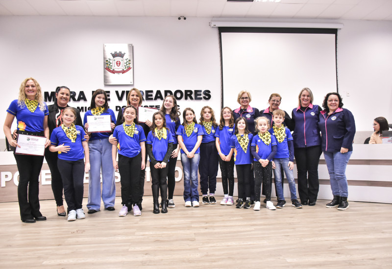 Integrantes do Clube do Leãozinho e do Lions Clube Lionesses receberam cópia da moção de aplauso | Foto: Tiarajú Goldschmidt/Câmara de Vereadores