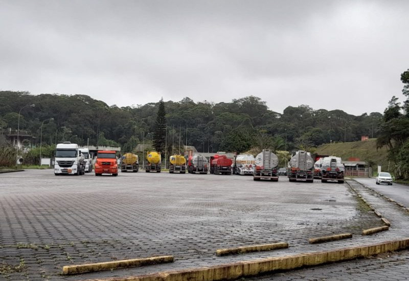 Caminhões são impedidos de sair e entrar para abastecer na base de Guaramirim – Foto: Thiago Bonin/NDTV