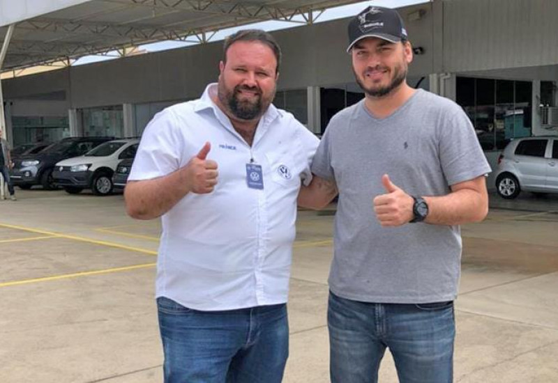 Na foto, Carlos Bolsonaro com o vendedor de automóveis e músico, Kassiano Sieg