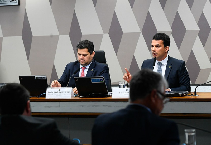 O presidente da CCJ, Davi Alcolumbre, e o relator do projeto, senador Irajá, na reunião desta quarta | Marcos Oliveira/Agência Senado