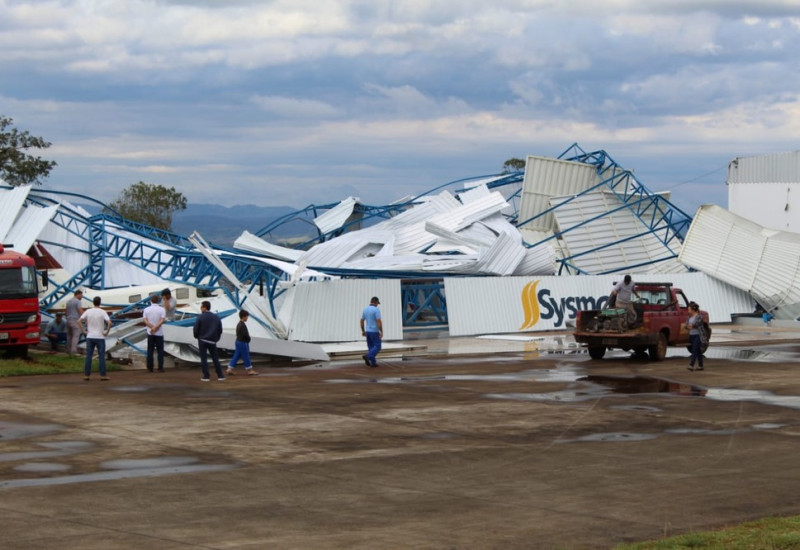 Hangar de aeroporto privado em São Miguel do Oeste, SC, foi destruído. — Foto: Marcos Lewe / Rádio 103 FM
