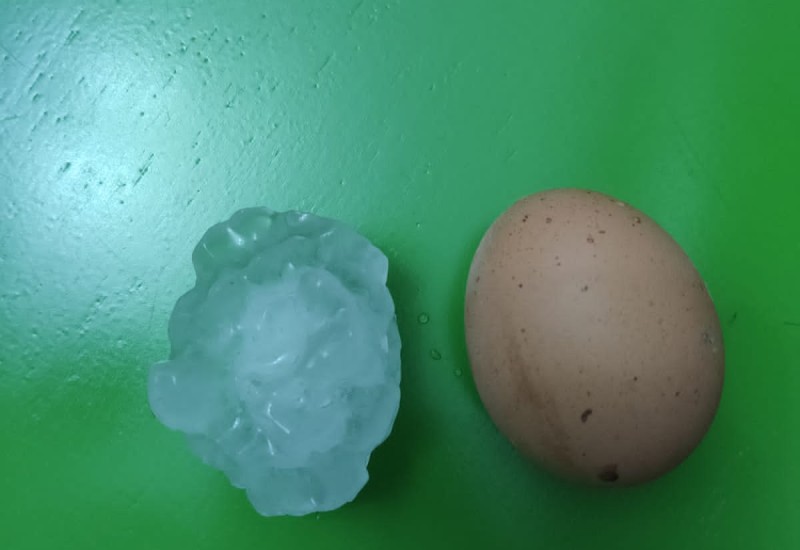 Algumas pedras de gelo tinham o tamanho de um ovo (Foto: Divulgação/WhatsApp JRTV)