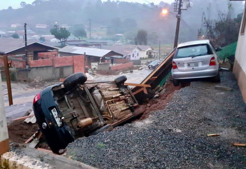 Carro ficou suspenso após deslizamento (Foto: Corpo de Bombeiros Militar/Divulgação)