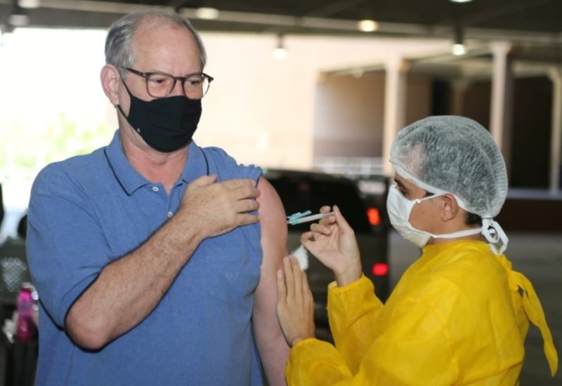 Ciro Gomes recebe segunda dose da vacina contra a Covid em Fortaleza, em maio. — Foto: Reprodução/Arquivo Pessoal