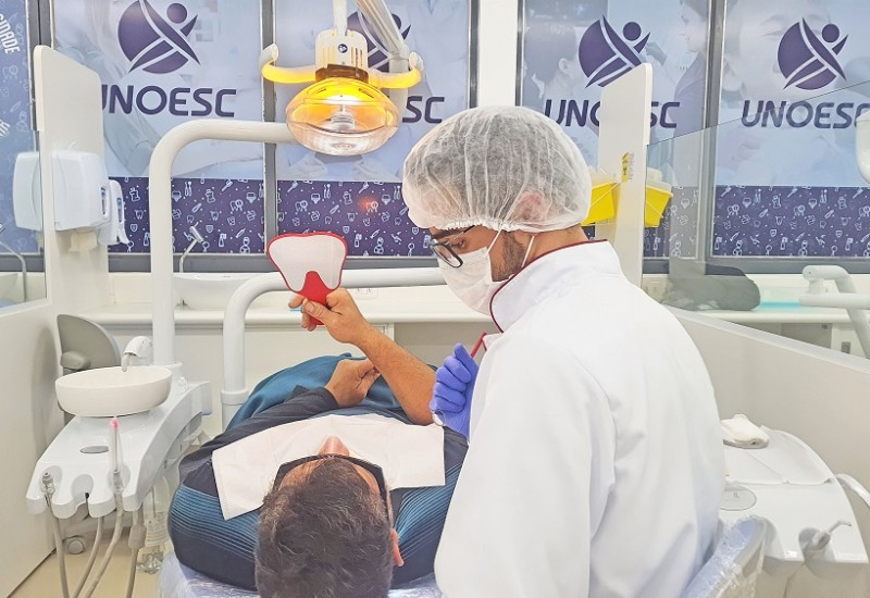 O paciente Claudiomiro Dias elogiou o atendimento do acadêmico do curso de Odontologia, Matheus Pierezan da Silva | Foto: Karine Bender/Ascom Unoesc