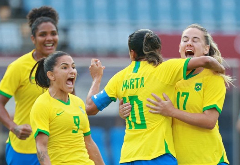 Jogadoras brasileiras comemoram um dos gols da vitória sobre a China (Foto: KOHEI CHIBAGARA / AFP)