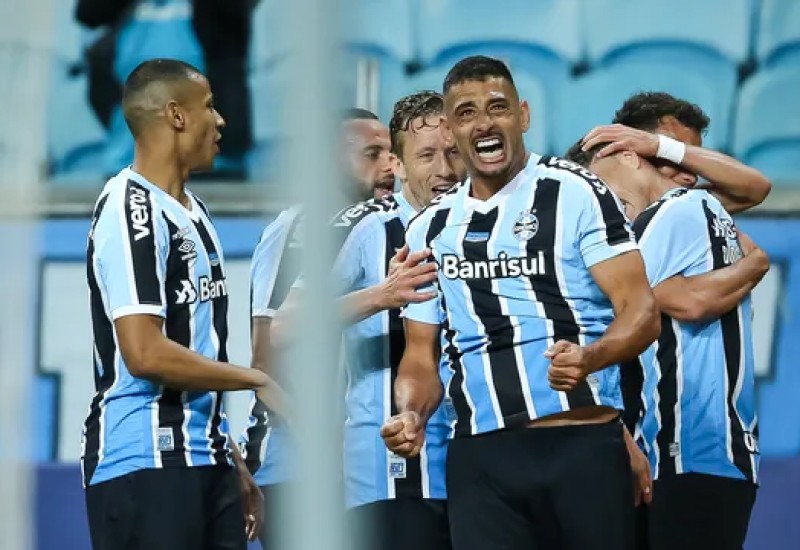 Diego Souza comemora o segundo gol do Grêmio (Foto: Pedro H. Tesch/AGIF)