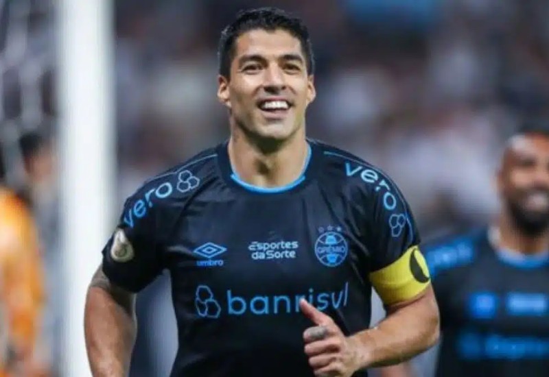 Após apito final, torcida gritou "fica Suárez" (Foto: Lucas Uebel/Grêmio)