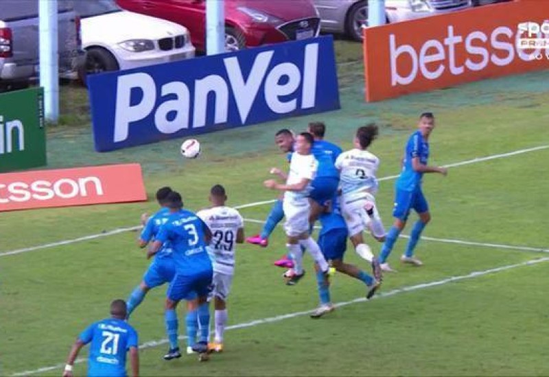 Grêmio chegou a igualdade na base da pressão (Imagem: Reprodução Sportv/Premiere)