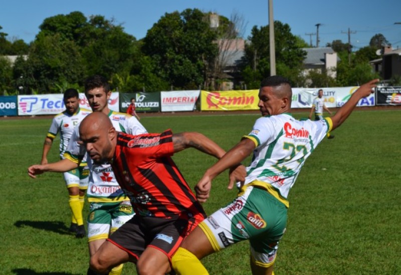 Na única chance que teve, Márcio Reis fez o gol da vitória bugrina (Foto: Herick Trentin)