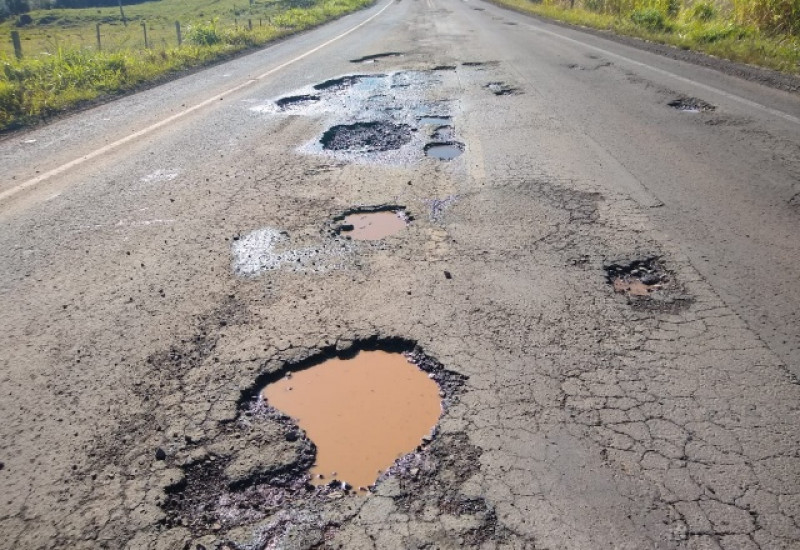 Os buracos já tinham tomado conta da rodovia (Foto Inácio Rhoden/Raio de Luz FM) 