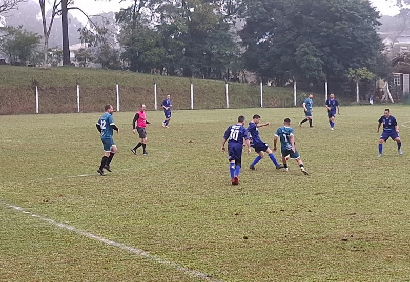 Cruzinhas (azul) vacila e cai na tabela. Guamerim (verde) cada vez mais líder (Foto: Stenio Wathier/JRTV)