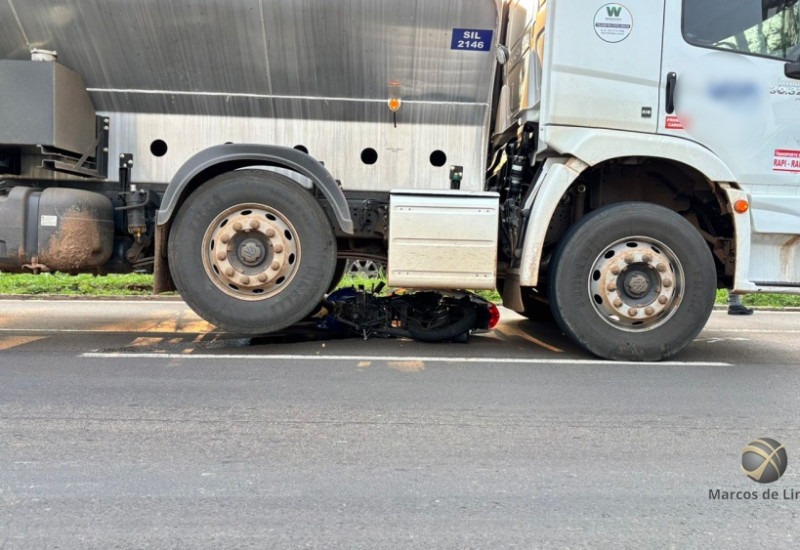 A moto foi parar embaixo do caminhão (Foto: Marcos de Lima/103 FM)