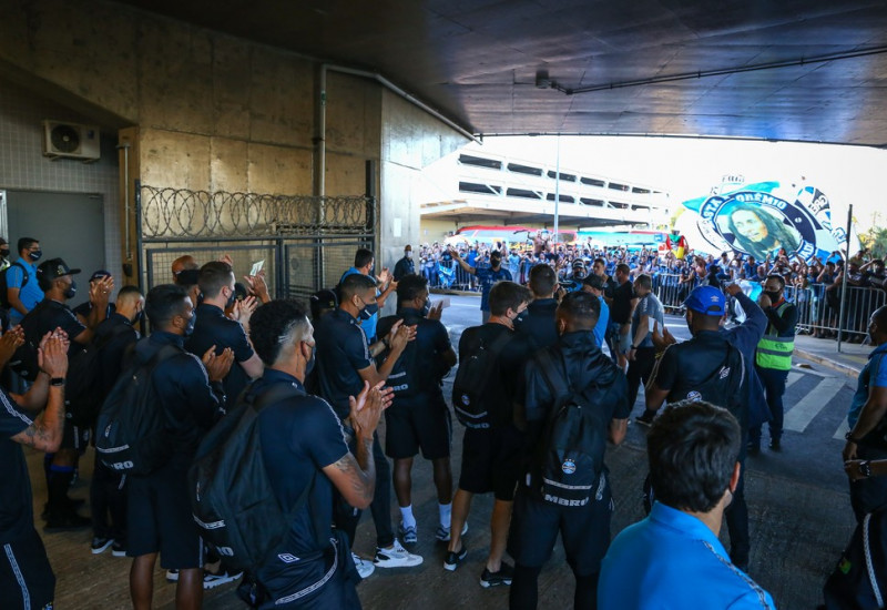 Jogadores do Grêmio agradecem apoio da torcida no aeroporto — Foto: Lucas Uebel/Grêmio